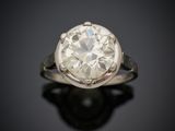 une vieille bague sertie d'un diamant taillé, posée sur une surface noire