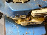 une machine bleue posée sur une table
