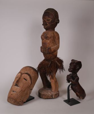 deux sculptures en bois représentant un homme et une femme sur fond blanc
