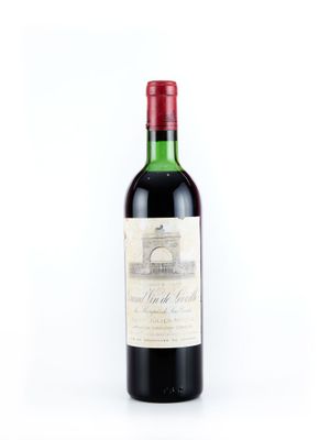 une bouteille de vin posée sur une table