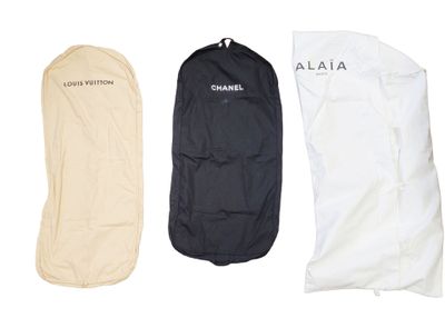trois paires de sacs de voyage Chanel sur fond blanc