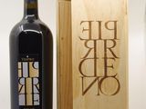 une bouteille de vin posée à côté d'une caisse en bois