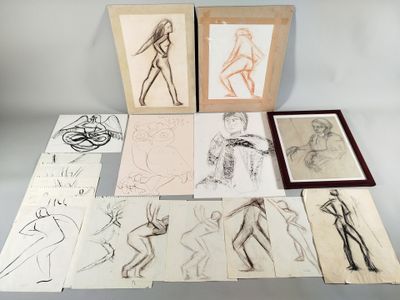 de nombreux dessins posés sur une table, avec la photo d'une femme