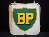 un logo BPP vert et jaune sur le côté d'une valise blanche