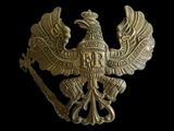 un gros plan d'un aigle doré tenant une épée, sur fond noir