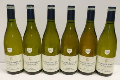six bouteilles de vin blanc alignées sur une table