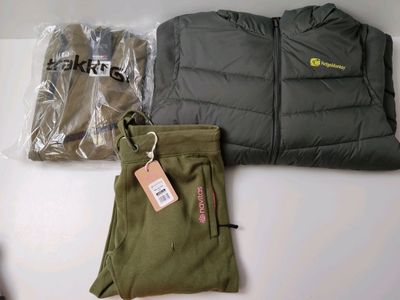 Lot de 3 vêtements dont : 1 jogging NAVITAS, T.