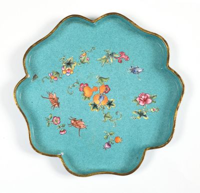 une assiette bleue ornée de fleurs sur un fond blanc