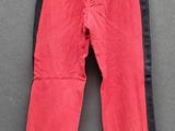 un pantalon rouge suspendu à un porte-vêtements