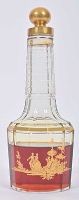 une bouteille en verre ornée d'un motif rouge et or