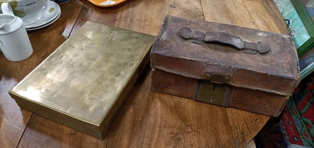 Petite mallette/sacoche en cuir et boite en laiton