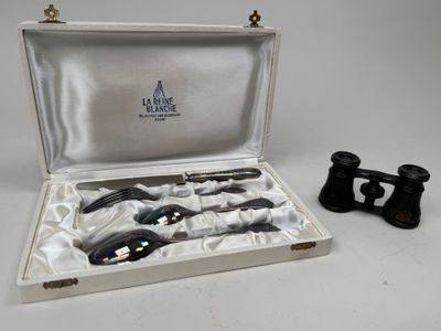 une boîte contenant une paire de jumelles et une autre paire de jumelles