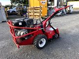 une photo d'une petite voiture rouge garée sur un parking