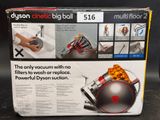 La boîte de l'aspirateur Dyson Cyclone Ball est ouverte.