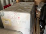 de nombreuses caisses empilées les unes sur les autres dans un local de stockage