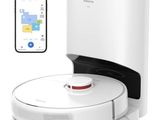 un gros plan d'un robot blanc posé sur une table à côté d'un téléphone