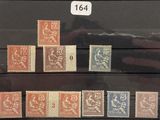plusieurs timbres différents exposés dans une vitrine, dont un certain nombre