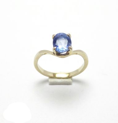 l'image d'une bague contenant une pierre bleue