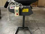 une machine posée sur un support dans un garage