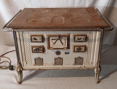 un poêle à l'ancienne orné de nombreuses images