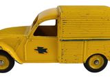 camionnette jaune sur fond blanc, avec un toit jaune et des pneus noirs