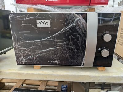 un micro-ondes posé sur une table dans un magasin
