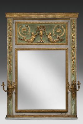 un miroir richement décoré, doté d'un cadre doré et de deux chérubins