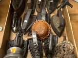 une boîte pleine d'outils posée sur une table