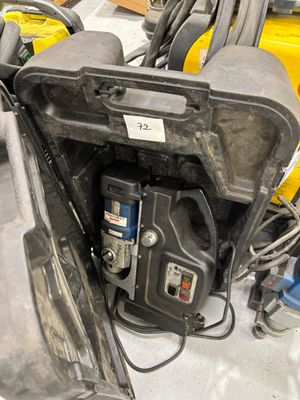 une photo d'une voiture laissée dans le garage