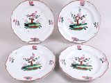 trois assiettes sur lesquelles sont peints des oiseaux et des fleurs sur un fond blanc