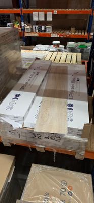 une grande quantité de cartons sur une palette dans un entrepôt