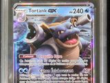 gros plan d'une carte pokemon dans un étui en plastique