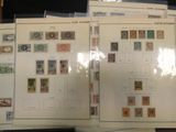 il y a beaucoup de timbres de toutes sortes sur ces pages