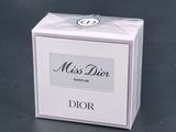 Parfum « Miss Dior » de Christian Dior, présenté dans un coffret blanc
