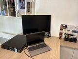 un ordinateur portable posé sur un bureau, à côté d'un écran