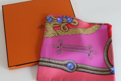 foulard en soie rose orné de perles dorées et bleues, accompagné d'un coffret orange