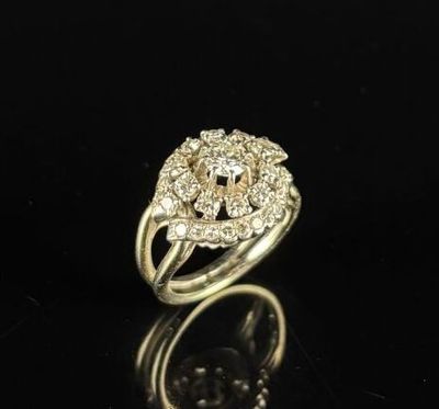 gros plan d'une bague en diamant sur une surface noire