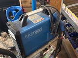 une photo d'une machine à souder dans un atelier