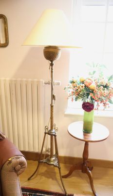 une chaise et une table dans une pièce où se trouve une lampe