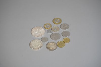 beaucoup de pièces qui sont sur la table