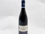 une bouteille de vin posée sur une table
