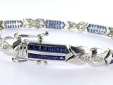 un gros plan sur un bracelet orné de pierres bleues et blanches