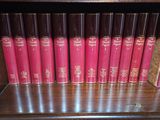 de nombreux livres sur une étagère dans une bibliothèque