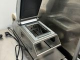 une machine posée sur une table