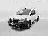 Une camionnette blanche est garée dans une pièce blanche.