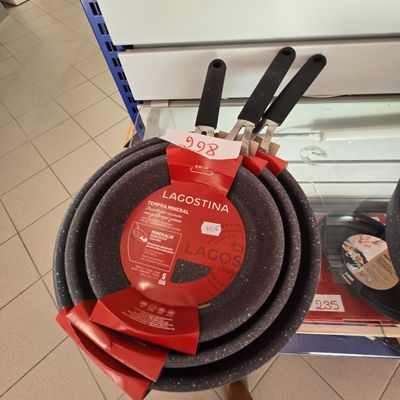 une pile de casseroles posées sur une table