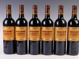 six bouteilles de vin rouge sont alignées
