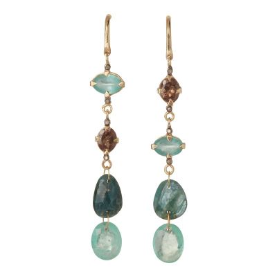 une paire de boucles d'oreilles ornées de pierres vertes et marron