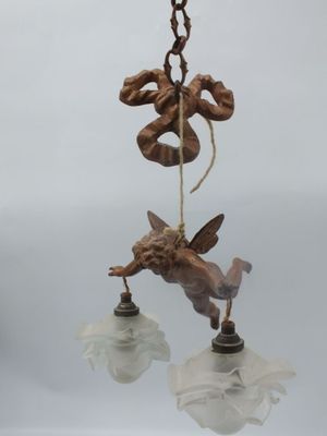 une lampe suspendue à une chaîne sur laquelle est représenté un dragon