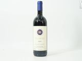 une bouteille de vin posée sur une table